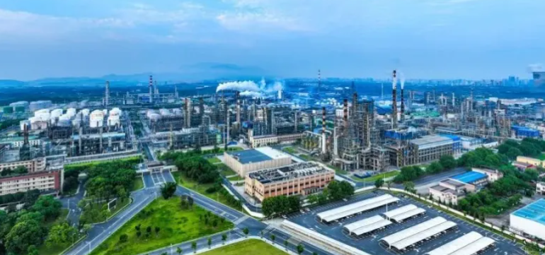 2025年企业软件定制开发主流技术选型与架构趋势解析